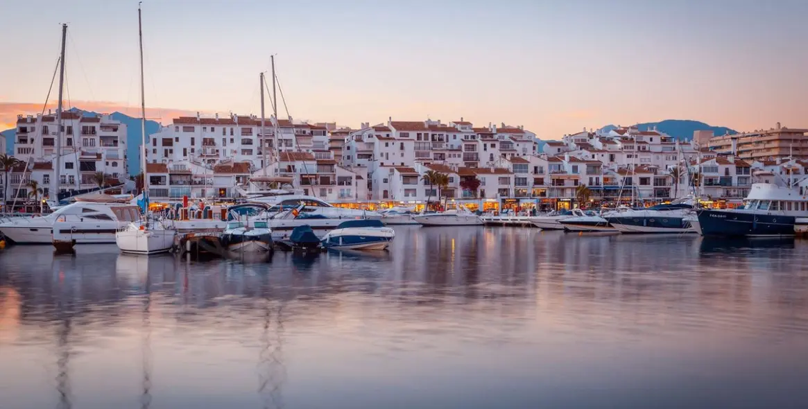 Sale of ground floor apartment in Puerto Banús 32