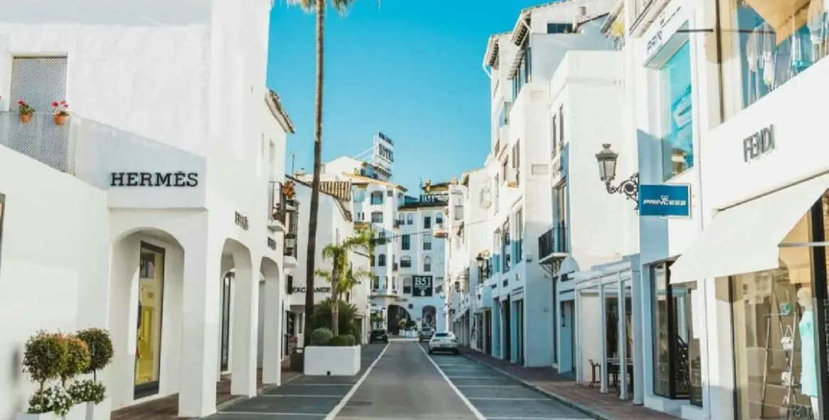 Sale of ground floor apartment in Puerto Banús 34