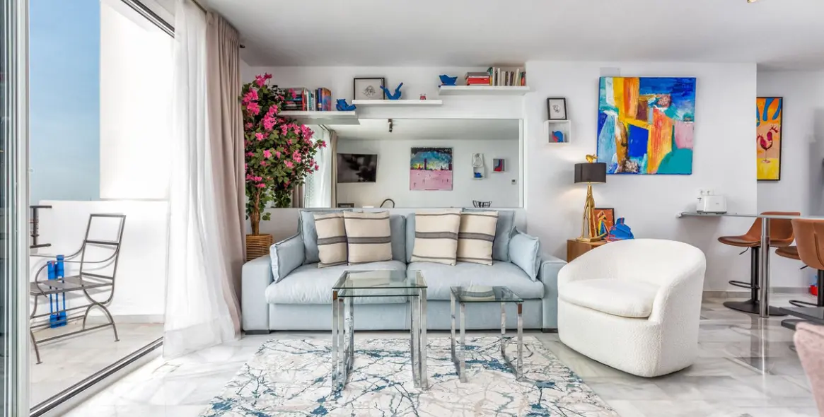 Sale of middle floor apartment in Puerto Banús 2