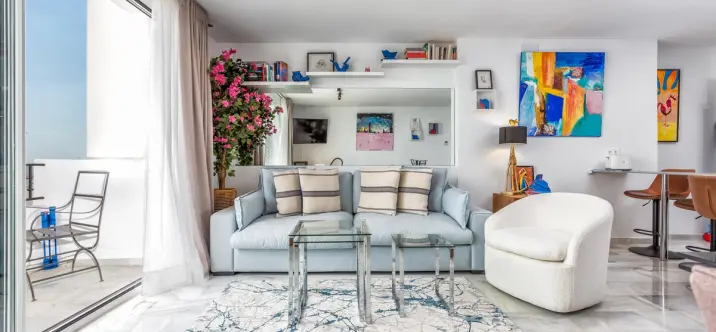 Sale of middle floor apartment in Puerto Banús 1