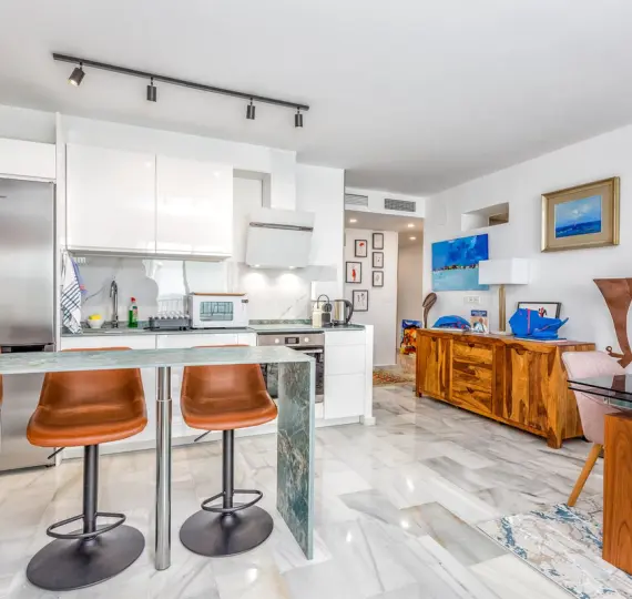 Sale of middle floor apartment in Puerto Banús