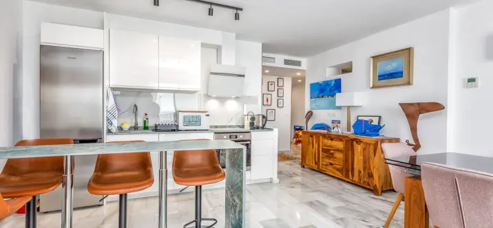 Sale of middle floor apartment in Puerto Banús 2