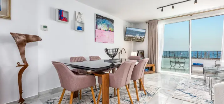Sale of middle floor apartment in Puerto Banús 3