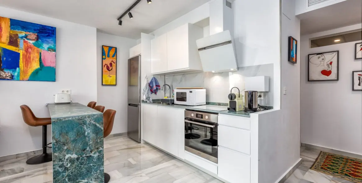 Sale of middle floor apartment in Puerto Banús 5