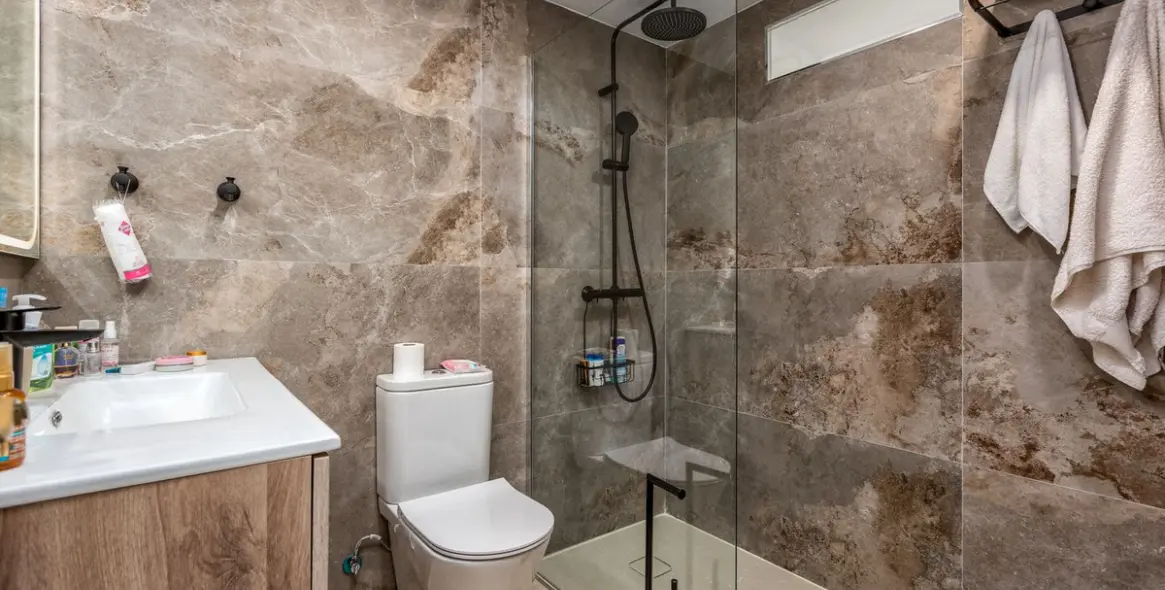 Sale of middle floor apartment in Puerto Banús 8