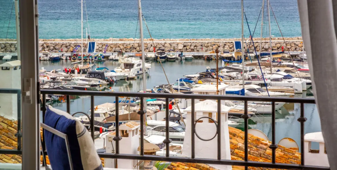 Sale of middle floor apartment in Puerto Banús 9