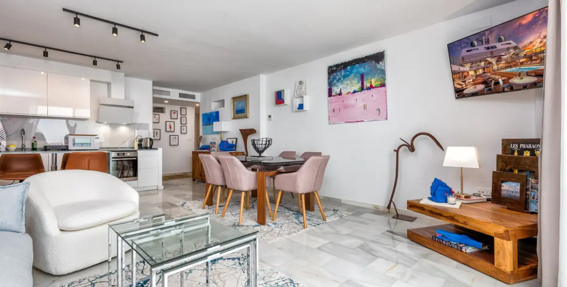 Sale of middle floor apartment in Puerto Banús 10