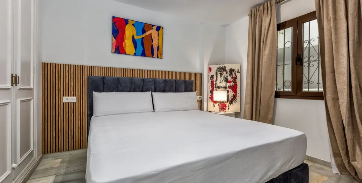 Sale of middle floor apartment in Puerto Banús 11