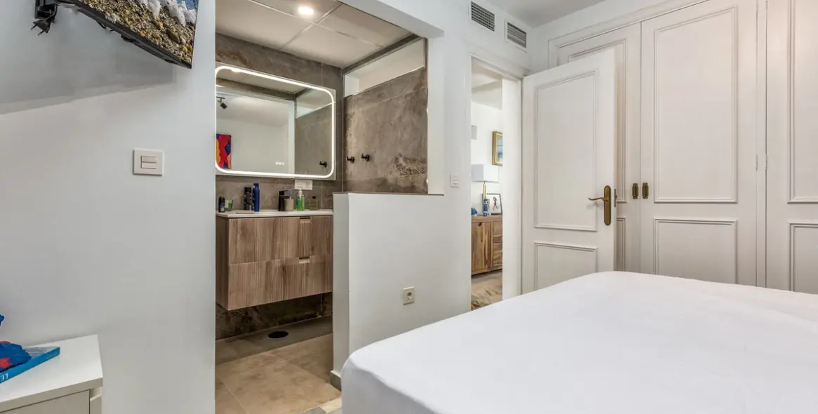 Sale of middle floor apartment in Puerto Banús 13