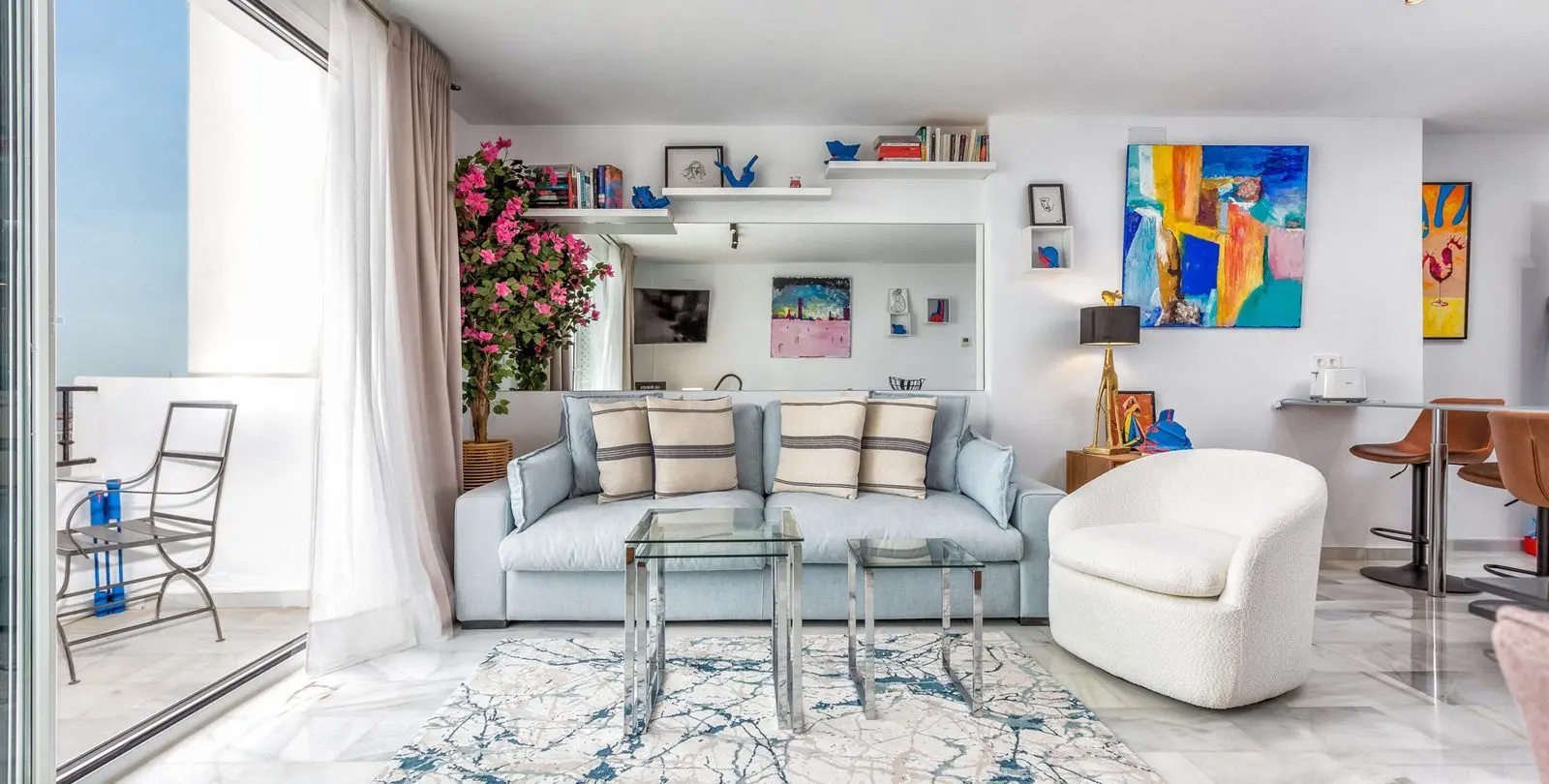 Sale of middle floor apartment in Puerto Banús 1
