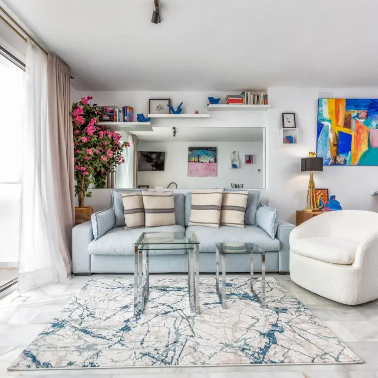 Venta de apartamento en planta media en Puerto Banús