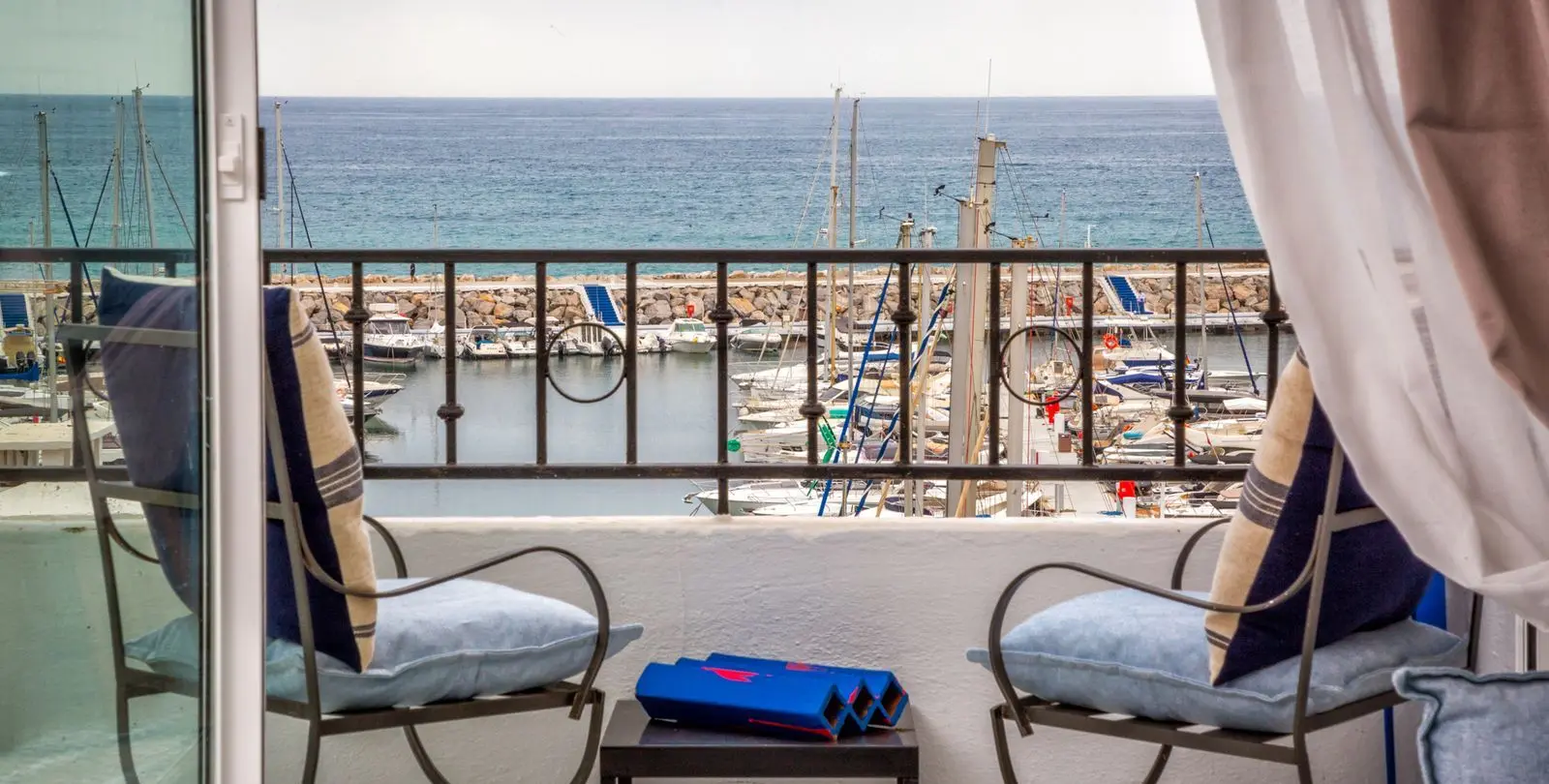 Sale of middle floor apartment in Puerto Banús 2