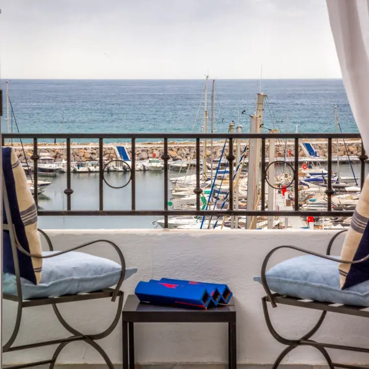 Venta de apartamento en planta media en Puerto Banús