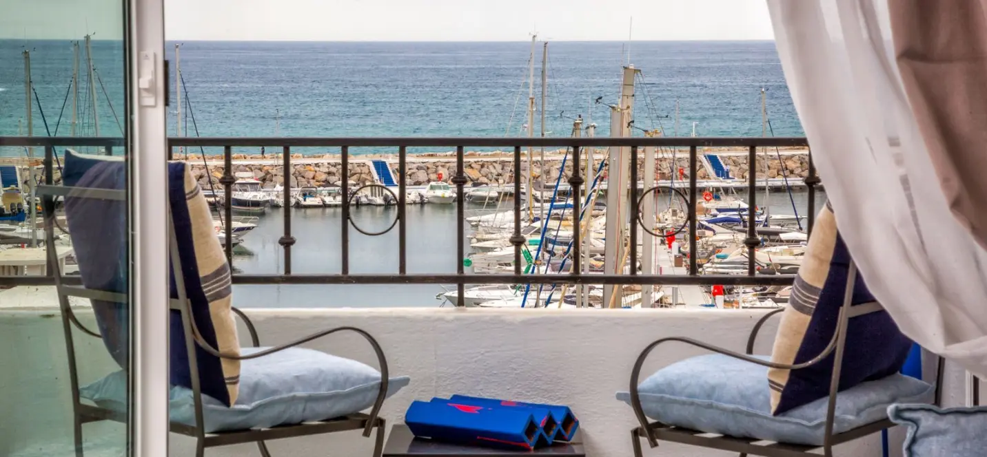 Venta de apartamento en planta media en Puerto Banús 1