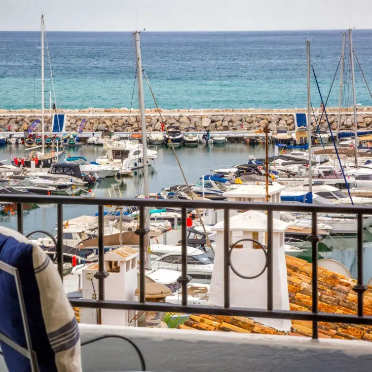 Venta de apartamento en planta media en Puerto Banús