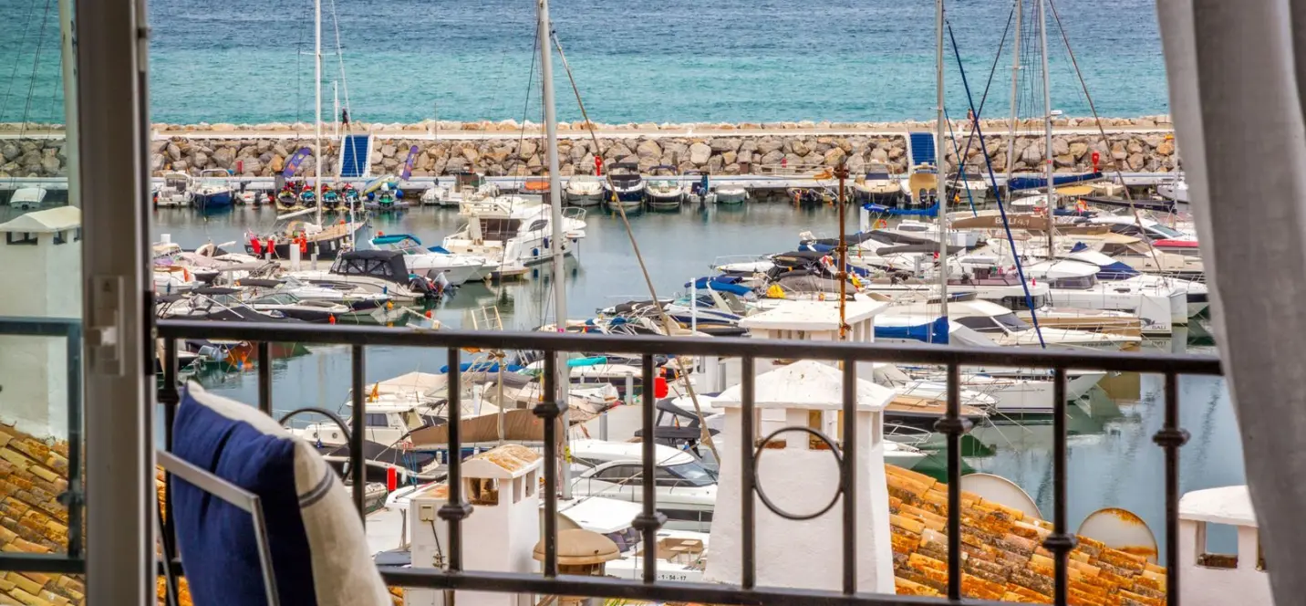 Venta de apartamento en planta media en Puerto Banús 2