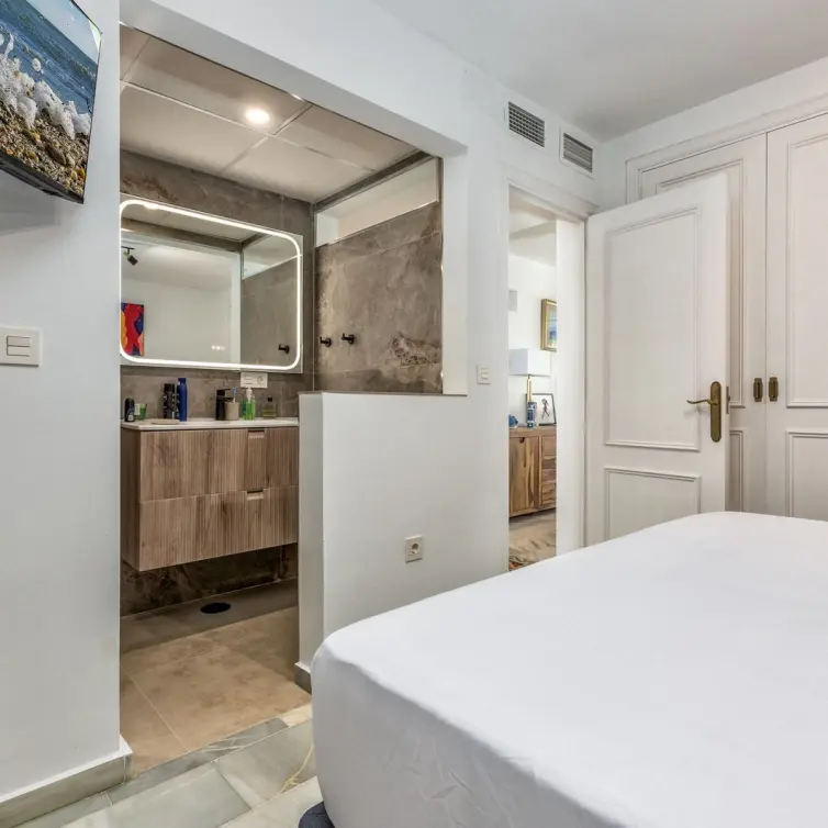 Venta de apartamento en planta media en Puerto Banús