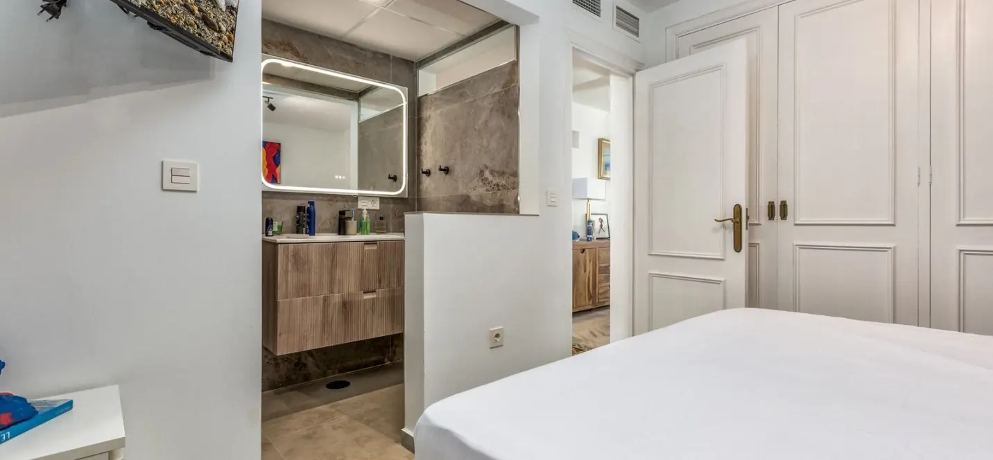 Venta de apartamento en planta media en Puerto Banús 3