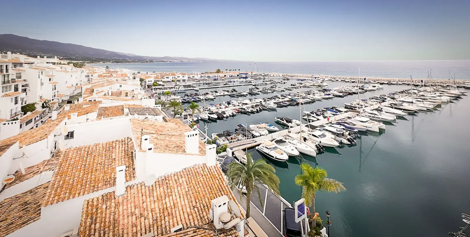 Sale of middle floor apartment in Puerto Banús 5