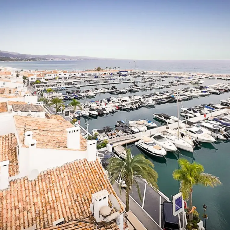 Venta de apartamento en planta media en Puerto Banús