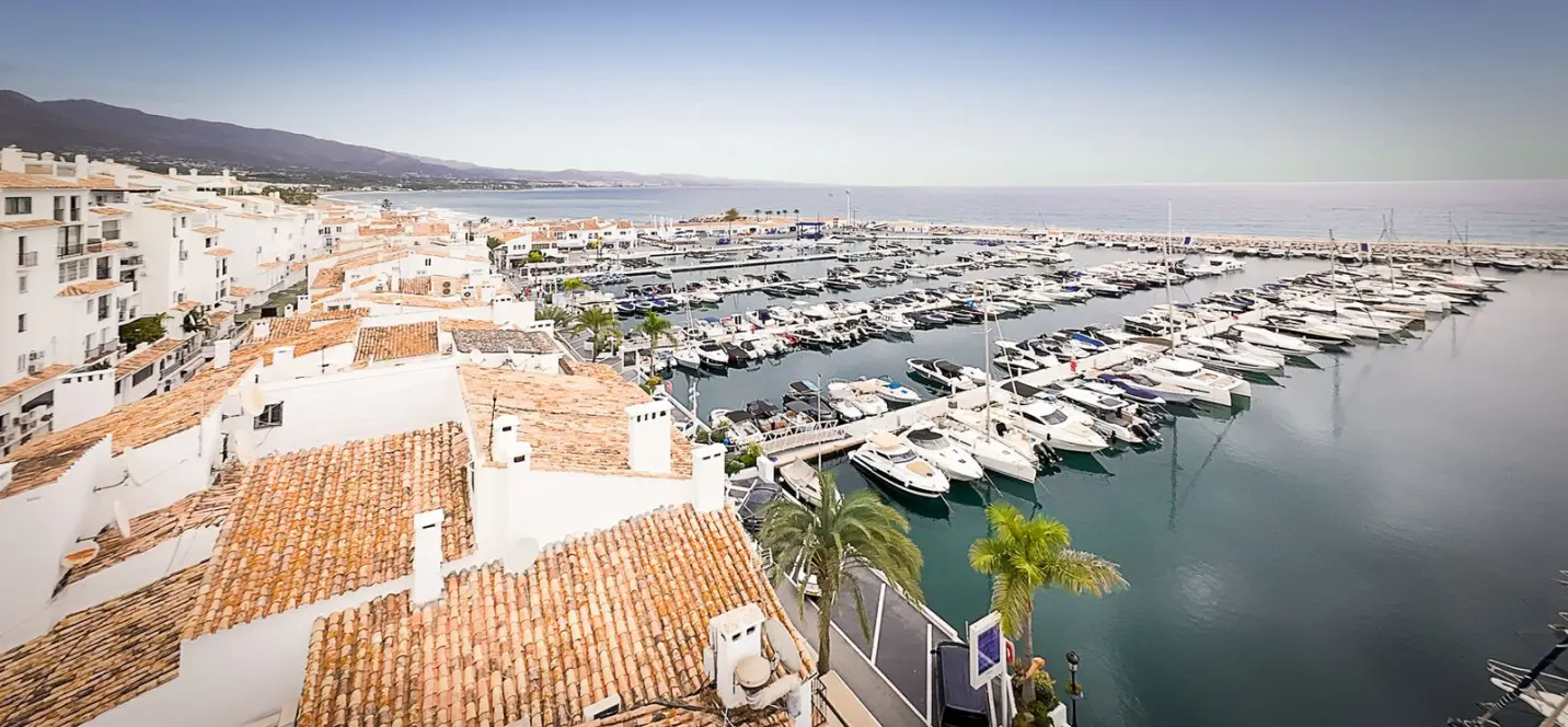 Venta de apartamento en planta media en Puerto Banús 4