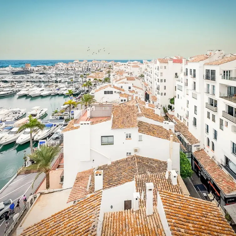 Venta de apartamento en planta media en Puerto Banús