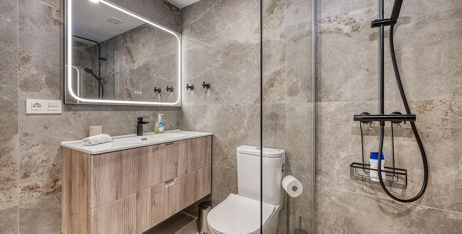 Sale of middle floor apartment in Puerto Banús 12
