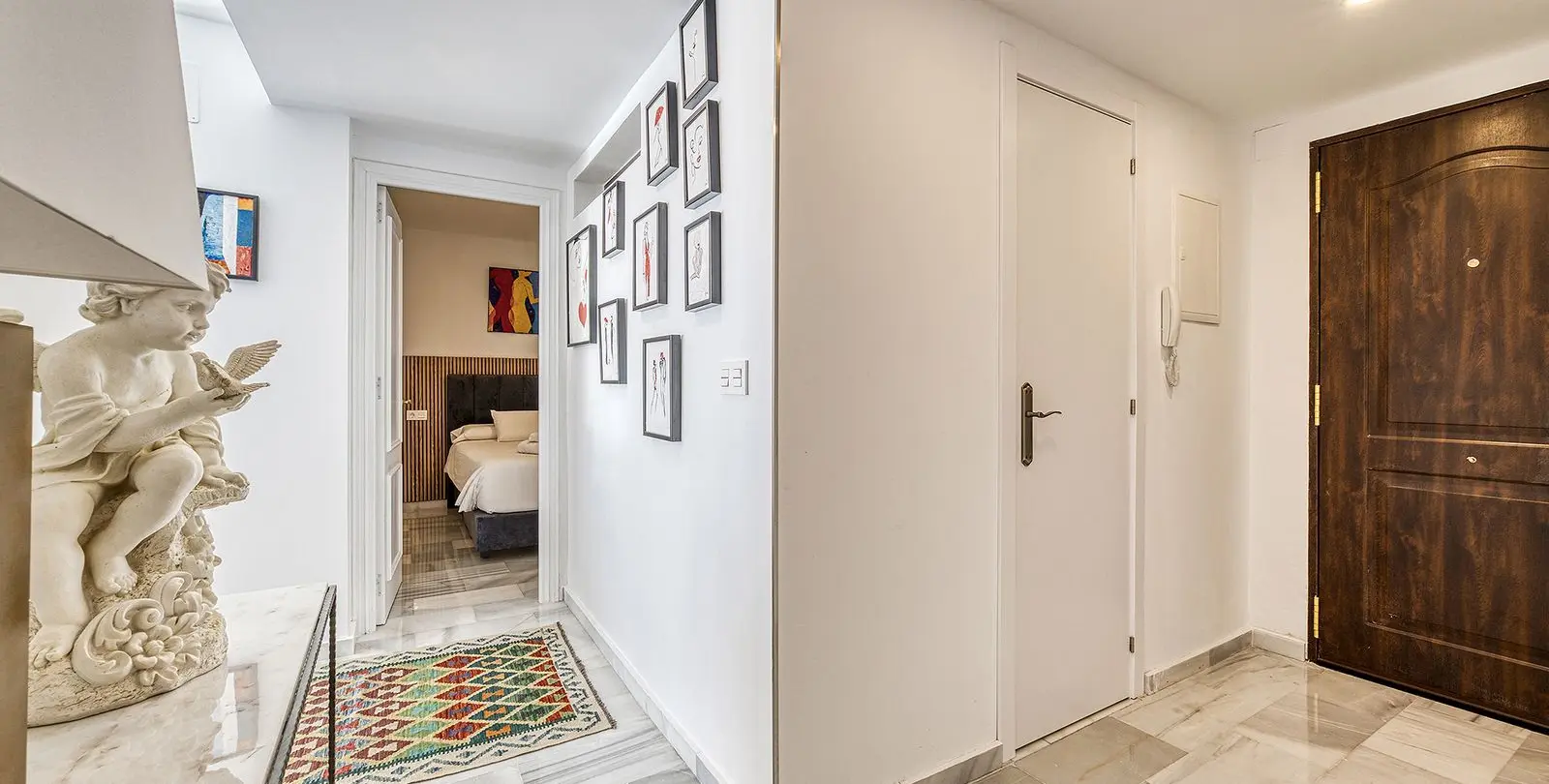 Sale of middle floor apartment in Puerto Banús 13