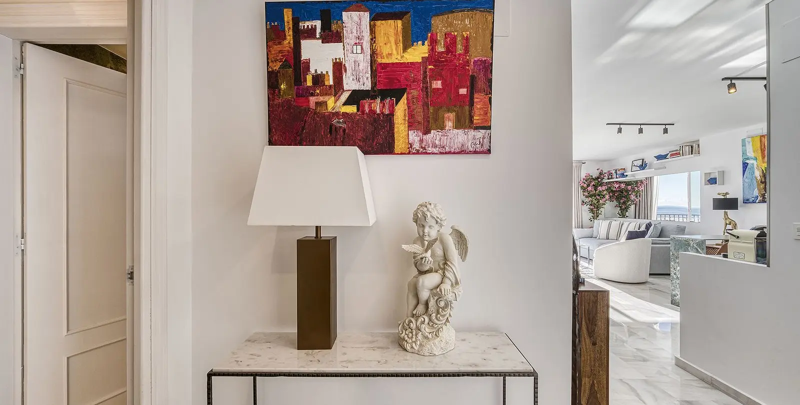 Sale of middle floor apartment in Puerto Banús 14