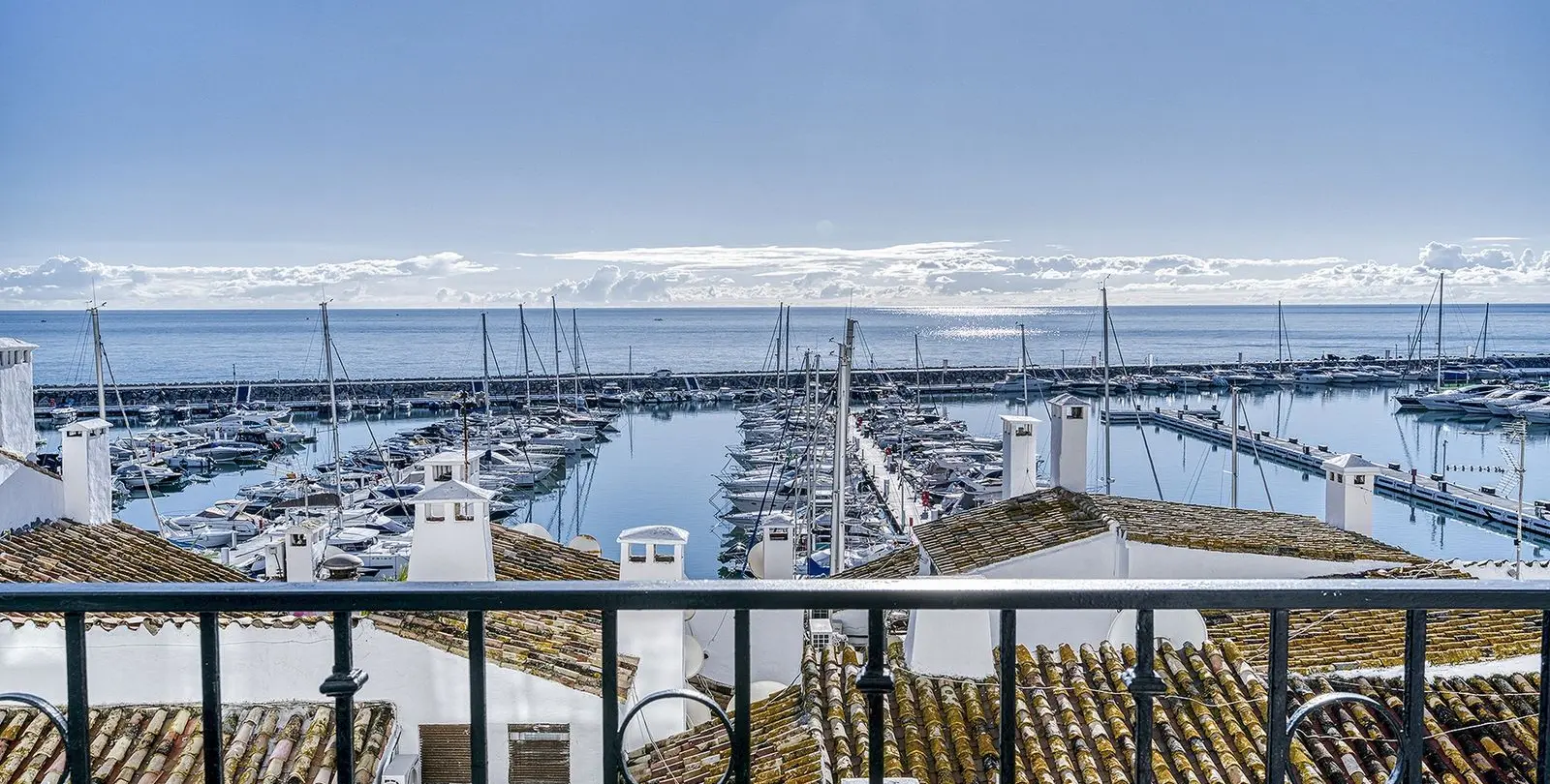 Sale of middle floor apartment in Puerto Banús 16