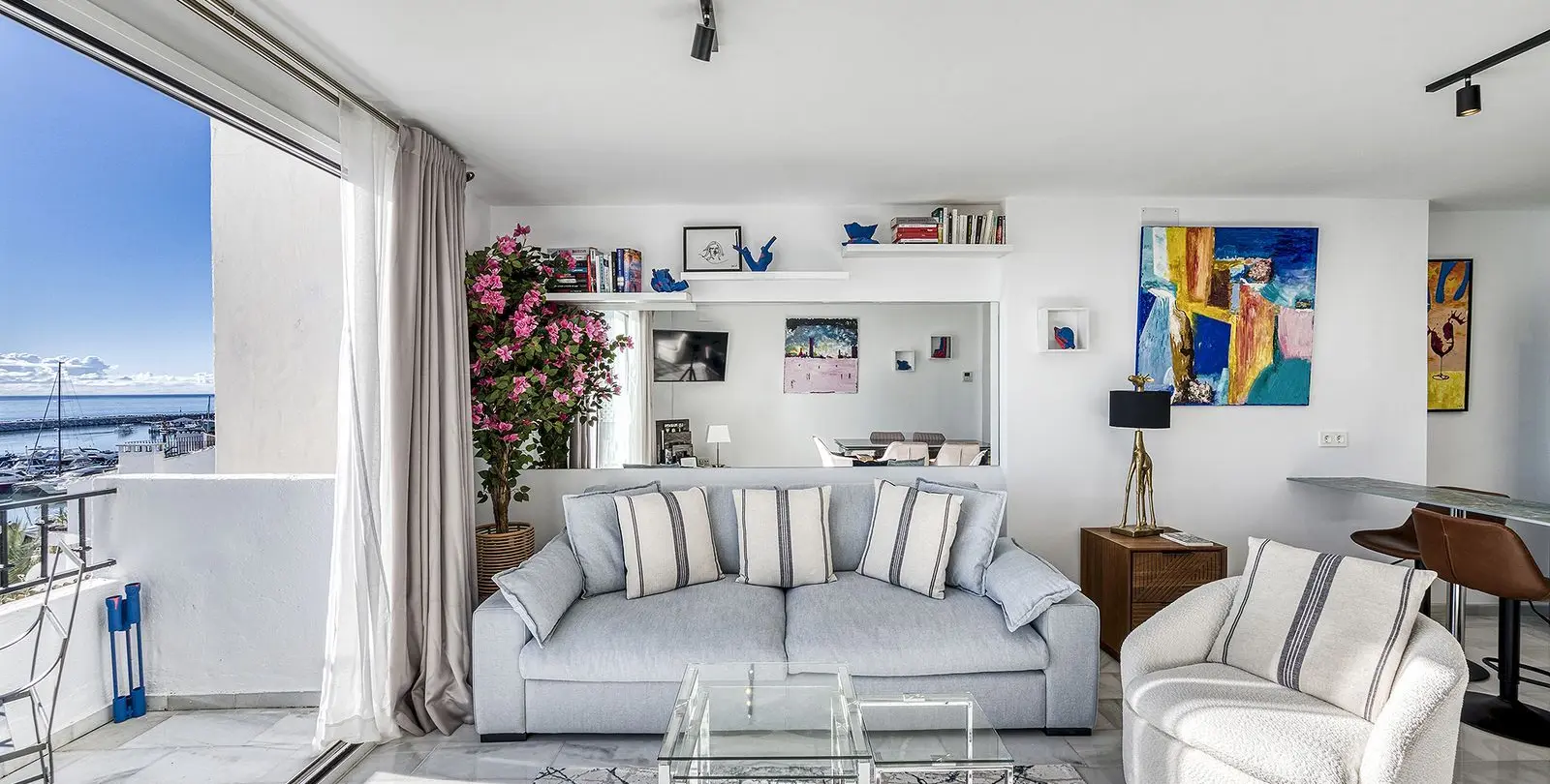 Sale of middle floor apartment in Puerto Banús 17