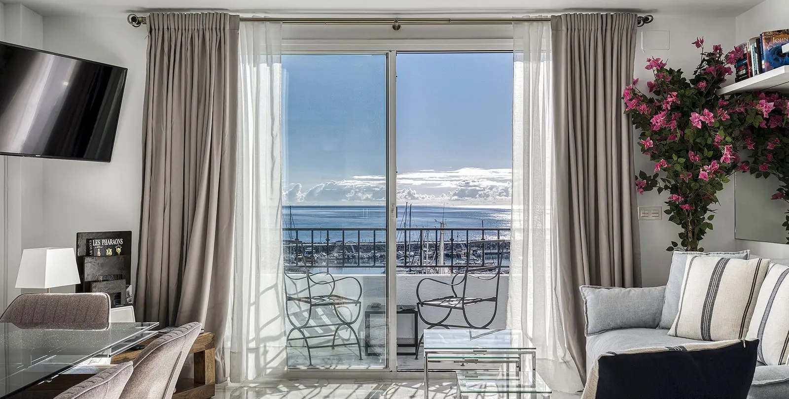 Sale of middle floor apartment in Puerto Banús 23