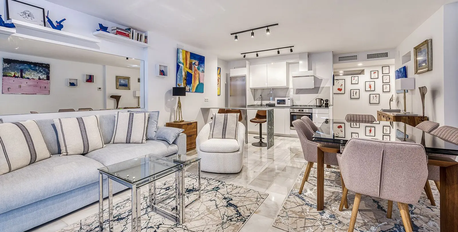 Sale of middle floor apartment in Puerto Banús 24