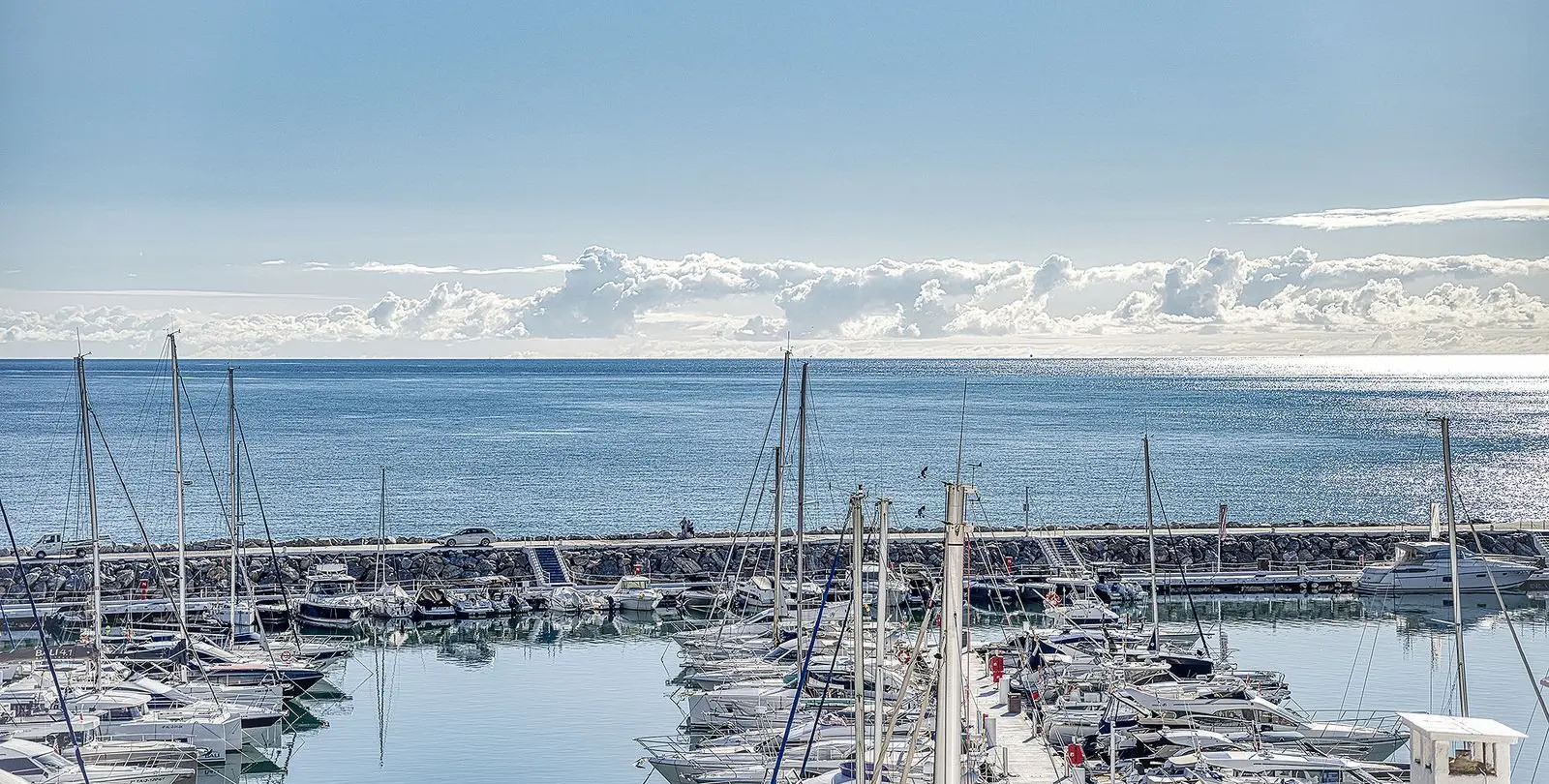 Sale of middle floor apartment in Puerto Banús 26