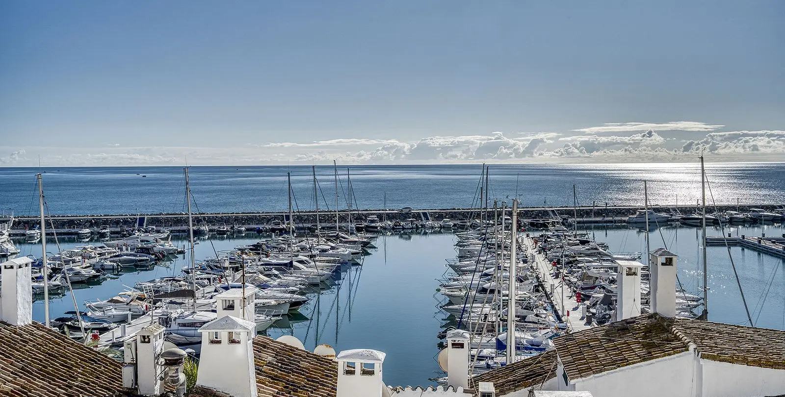 Sale of middle floor apartment in Puerto Banús 28