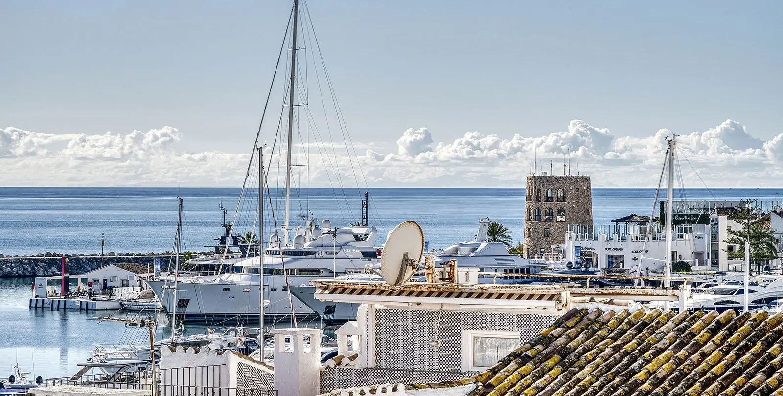 Sale of middle floor apartment in Puerto Banús 29