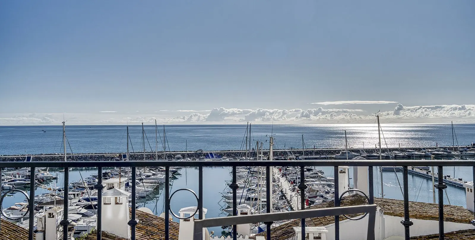 Sale of middle floor apartment in Puerto Banús 30