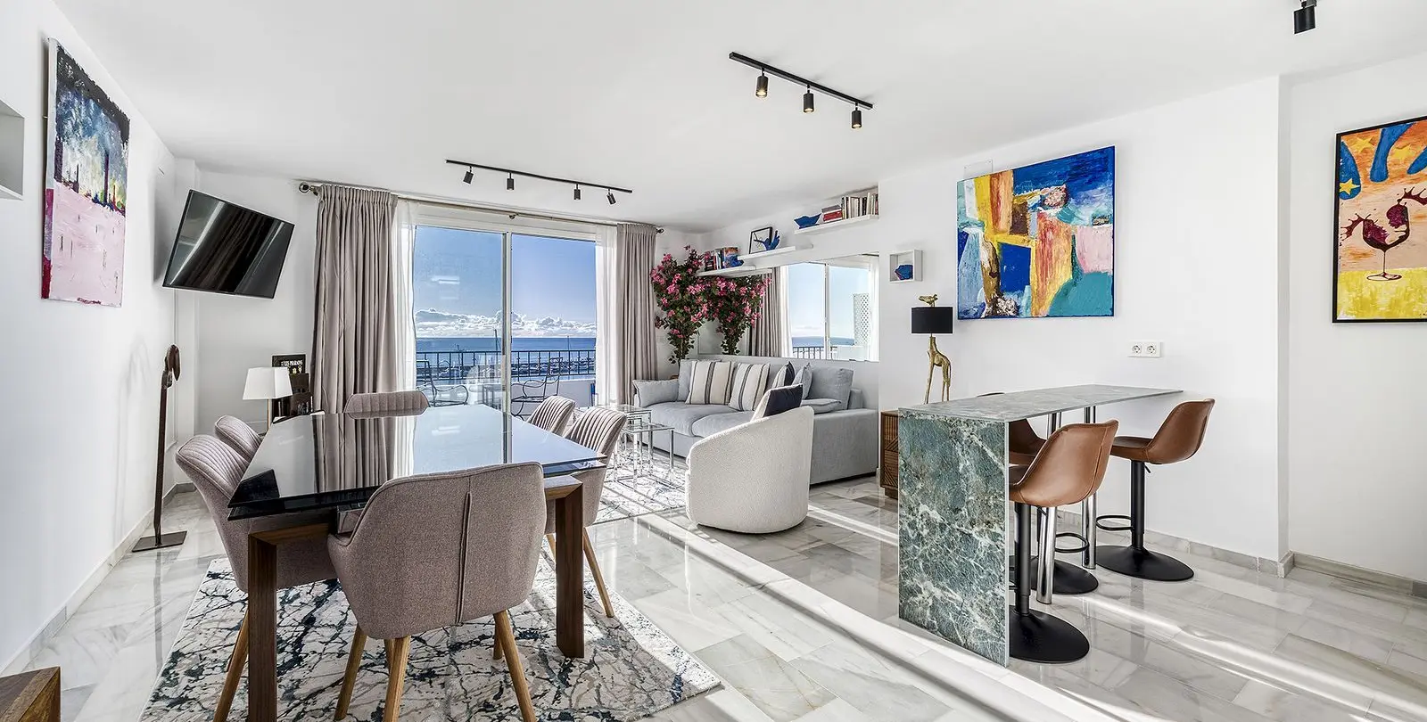 Sale of middle floor apartment in Puerto Banús 31