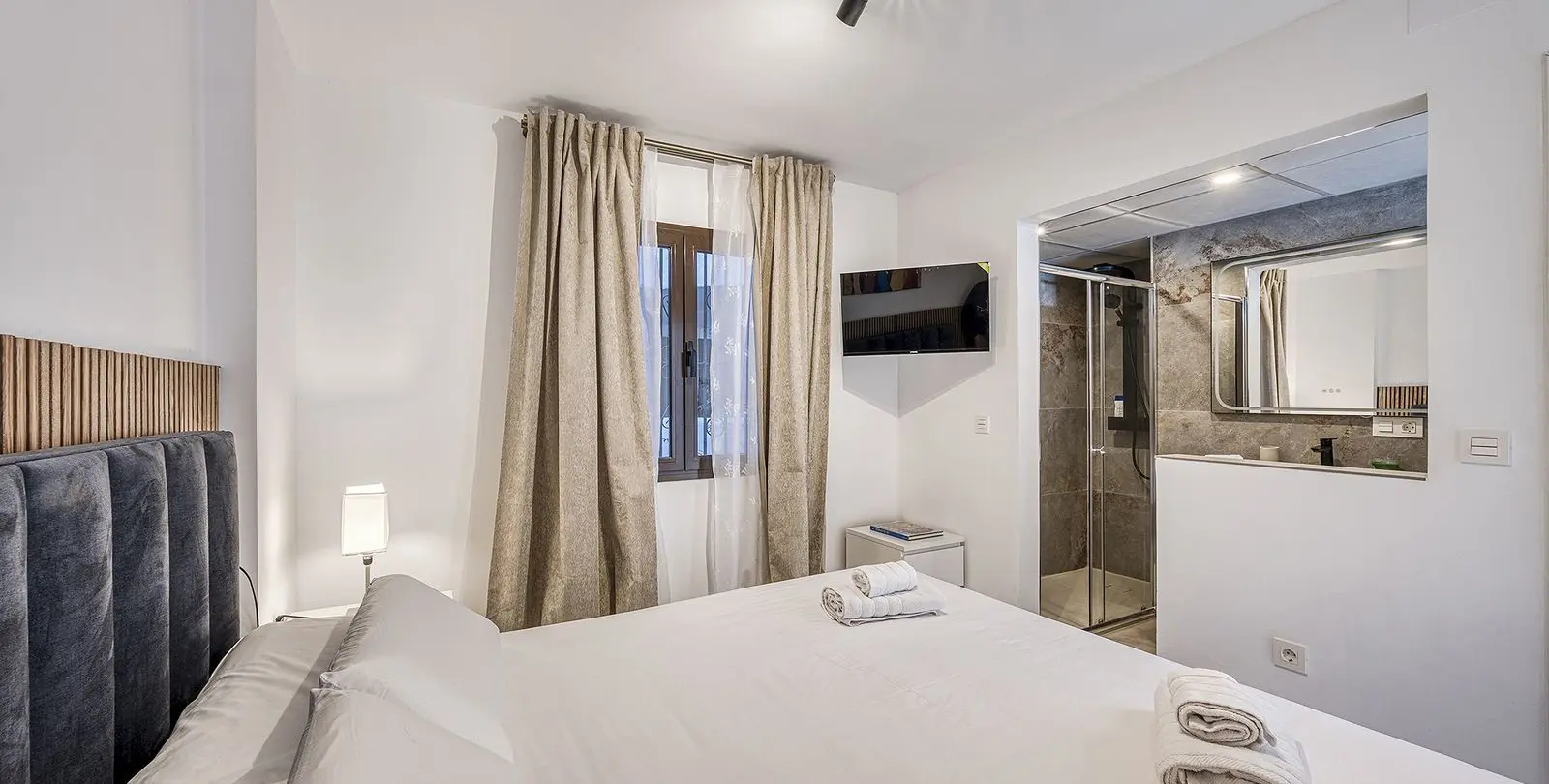 Sale of middle floor apartment in Puerto Banús 33