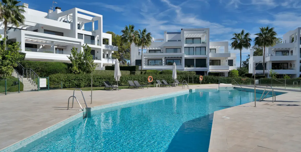 Venta de apartamento en planta baja en Estepona 1
