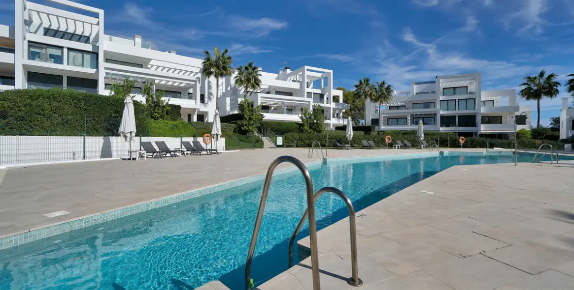 Venta de apartamento en planta baja en Estepona 2