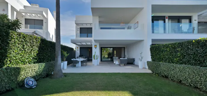 Venta de apartamento en planta baja en Estepona 2