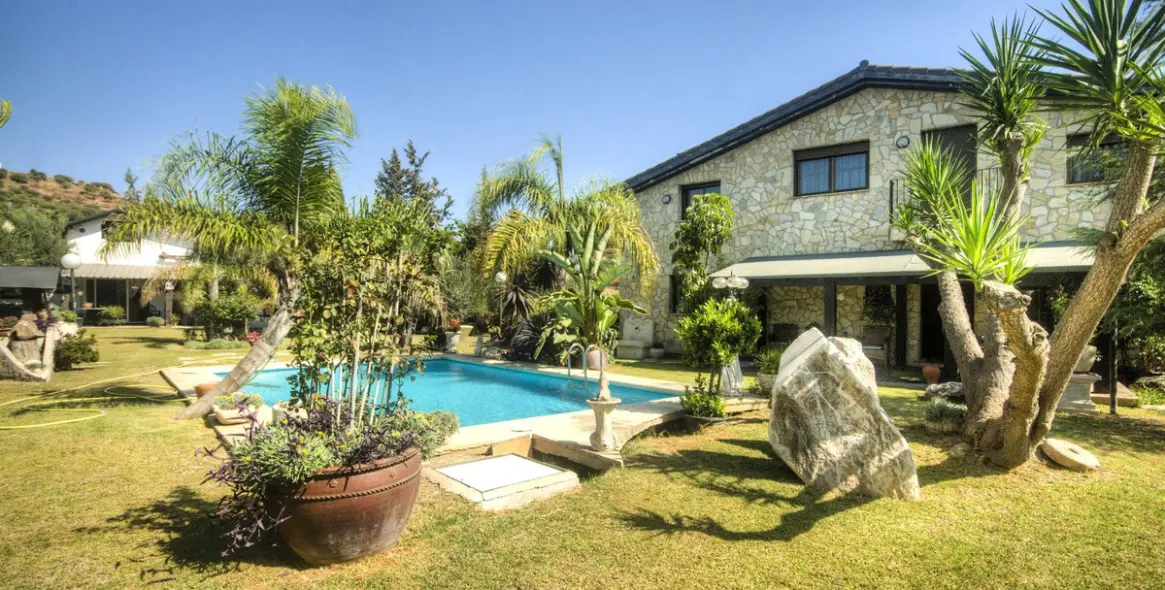 Sale of detached villa in Coín 1