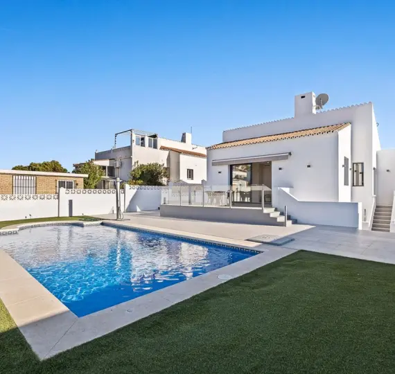 Продажа  отдельно стоящей виллы в El Faro