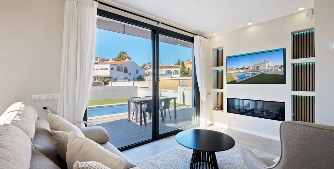 Sale of detached villa in El Faro 6