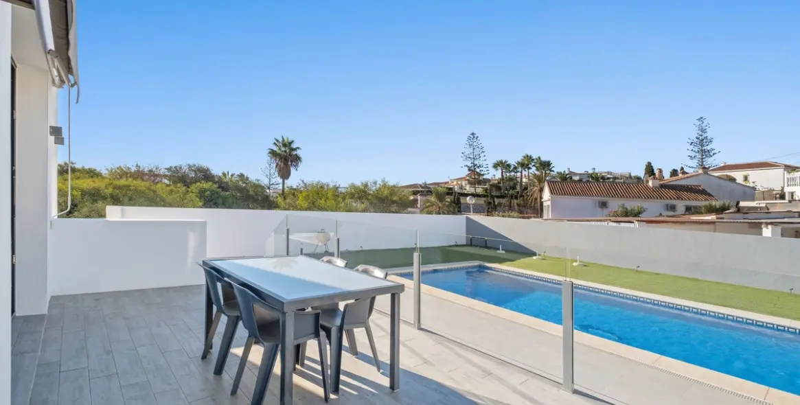 Sale of detached villa in El Faro 16