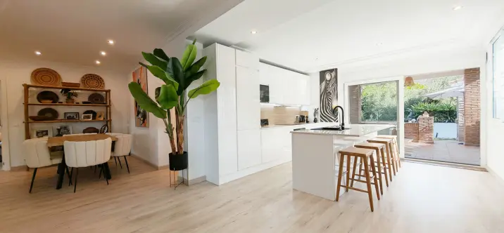 Venta de villa independiente en Las Chapas 1