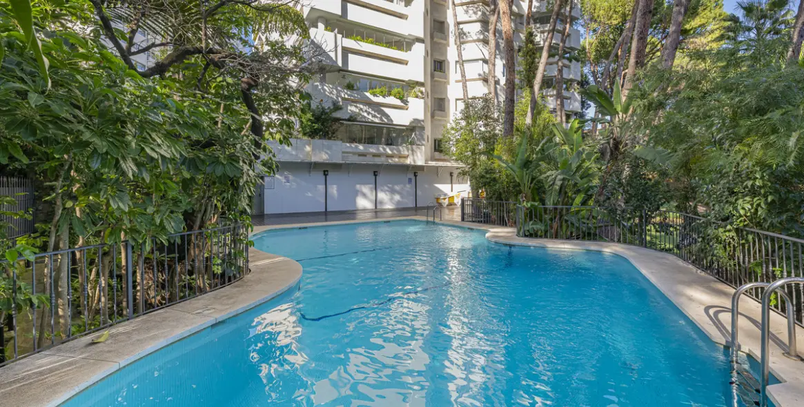 Sale of middle floor apartment in The Golden Mile 1