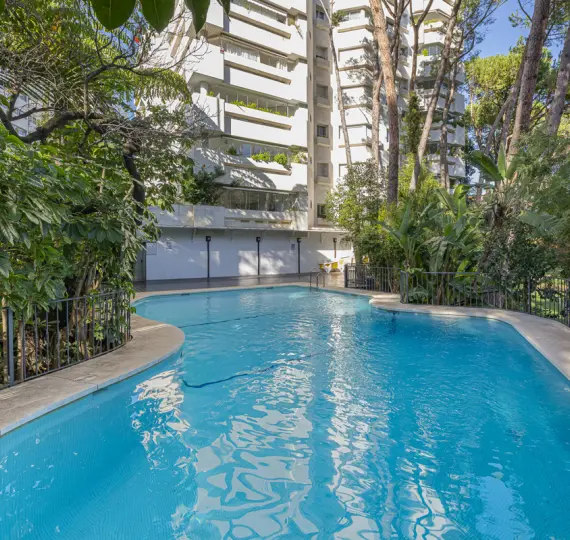 Venta de apartamento en planta media en The Golden Mile