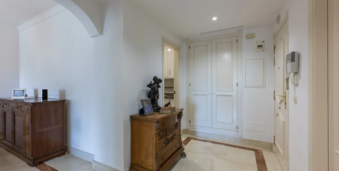 Sale of middle floor apartment in The Golden Mile 2